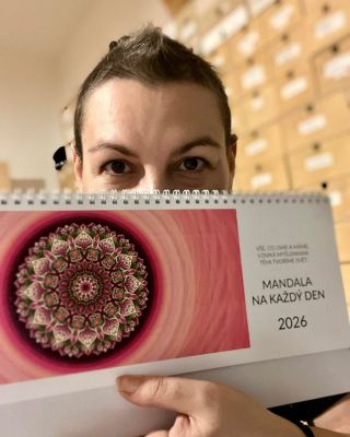 Dnešní večer trávím stejně jako mnohé předchozí – chystám pro vás balíčky, balím mandaly, náramky a kalendáře… a musím...